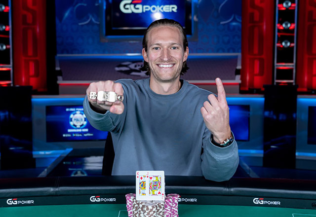 Майкл Макколи с золотым браслетом на WSOP 2021