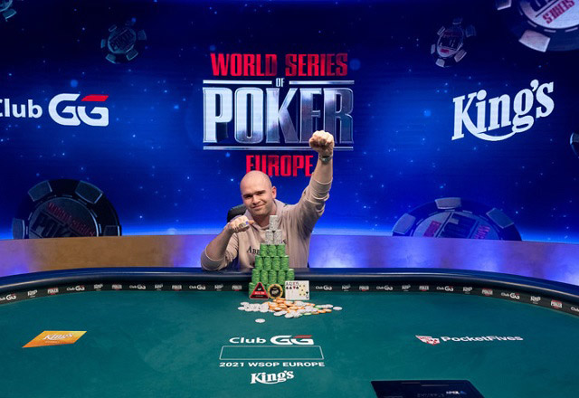 Максимилиан Клостермайер со вторым золотым браслетом WSOP